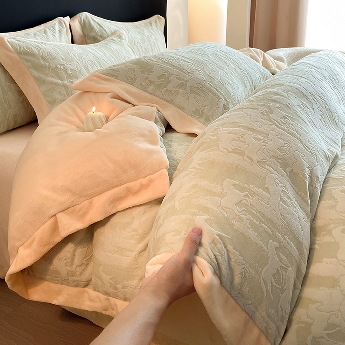 91家纺网 家纺一手货源 找家纺 民新家纺 2025新款牛奶绒宽包边雕花四件套 英伦骑士-浅绿