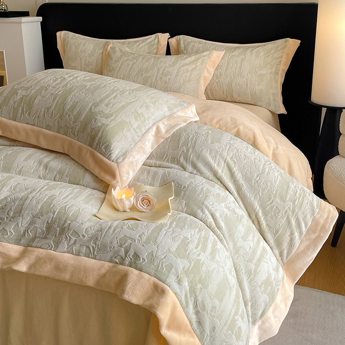 91家纺网 家纺一手货源 找家纺 民新家纺 2025新款牛奶绒宽包边雕花四件套 英伦骑士-浅绿