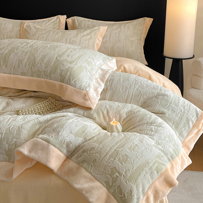 91家纺网 家纺一手货源 找家纺 民新家纺 2025新款牛奶绒宽包边雕花四件套 英伦骑士-浅绿