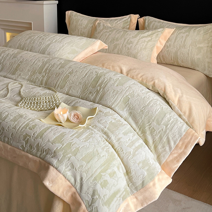 91家纺网 家纺一手货源 找家纺 民新家纺 2025新款牛奶绒宽包边雕花四件套 英伦骑士-浅绿