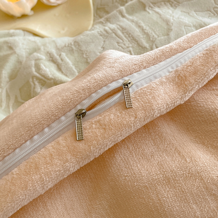 91家纺网 家纺一手货源 找家纺 民新家纺 2025新款牛奶绒宽包边雕花四件套 英伦骑士-浅绿