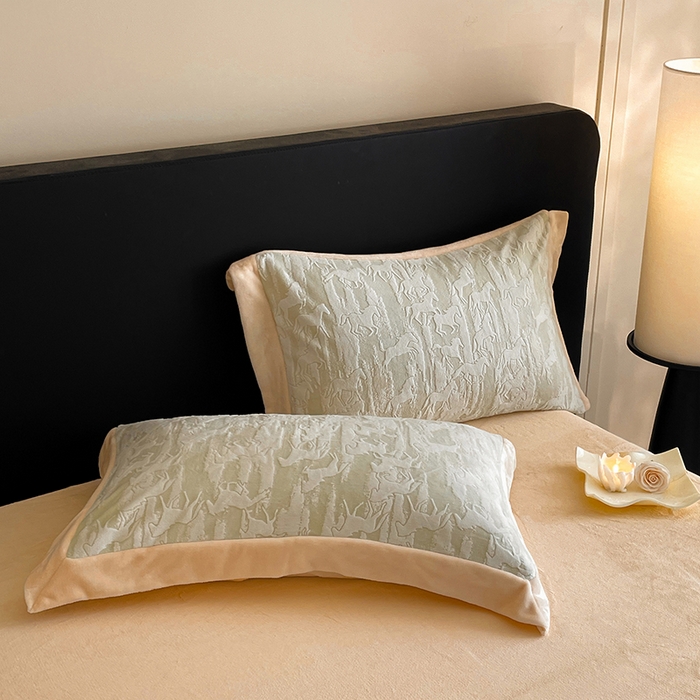 91家纺网 家纺一手货源 找家纺 民新家纺 2025新款牛奶绒宽包边雕花四件套 英伦骑士-浅绿