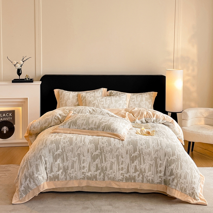 91家纺网 家纺一手货源 找家纺 民新家纺 2025新款牛奶绒宽包边雕花四件套 英伦骑士-浅米灰