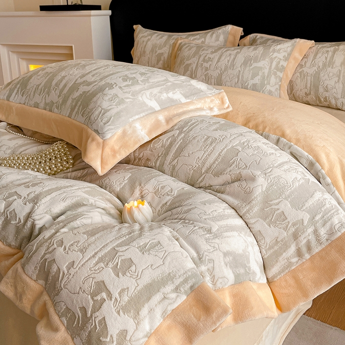 91家纺网 家纺一手货源 找家纺 民新家纺 2025新款牛奶绒宽包边雕花四件套 英伦骑士-浅米灰