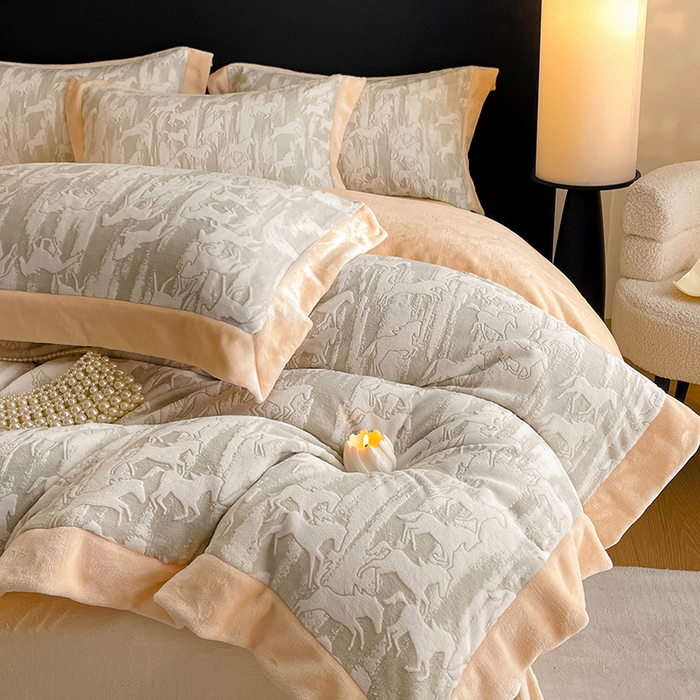 91家纺网 家纺一手货源 找家纺 民新家纺 2025新款牛奶绒宽包边雕花四件套 英伦骑士-浅米灰