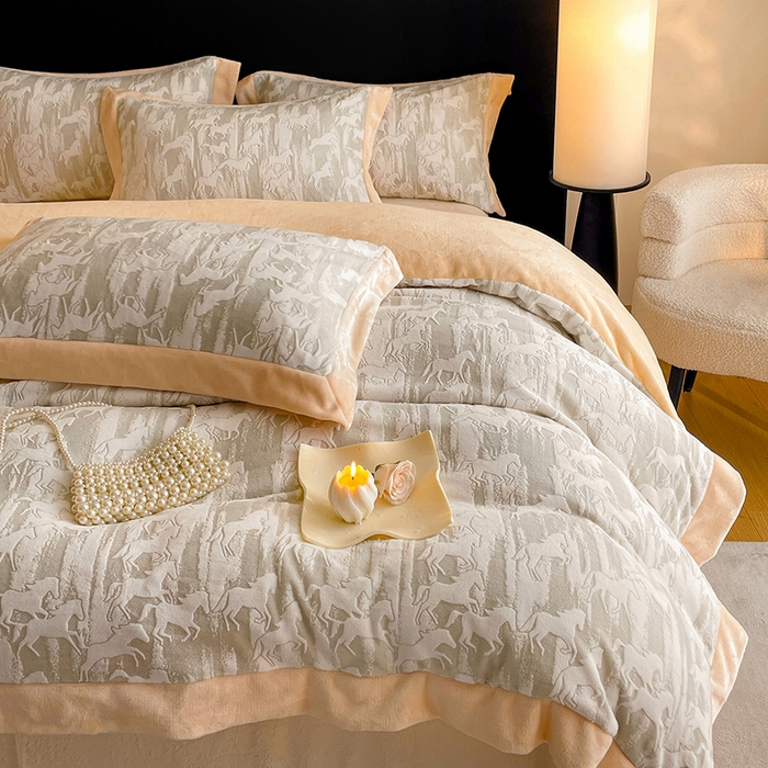 91家纺网 家纺一手货源 找家纺 民新家纺 2025新款牛奶绒宽包边雕花四件套 英伦骑士-浅米灰