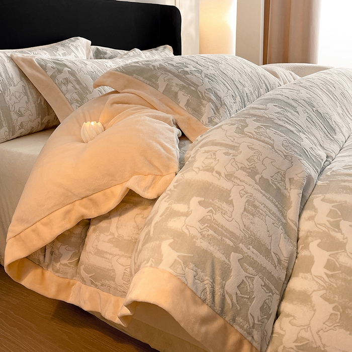 91家纺网 家纺一手货源 找家纺 民新家纺 2025新款牛奶绒宽包边雕花四件套 英伦骑士-浅米灰