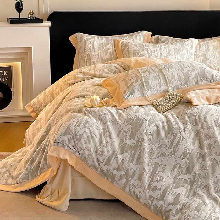 91家纺网 家纺一手货源 找家纺 民新家纺 2025新款牛奶绒宽包边雕花四件套 英伦骑士-浅米灰