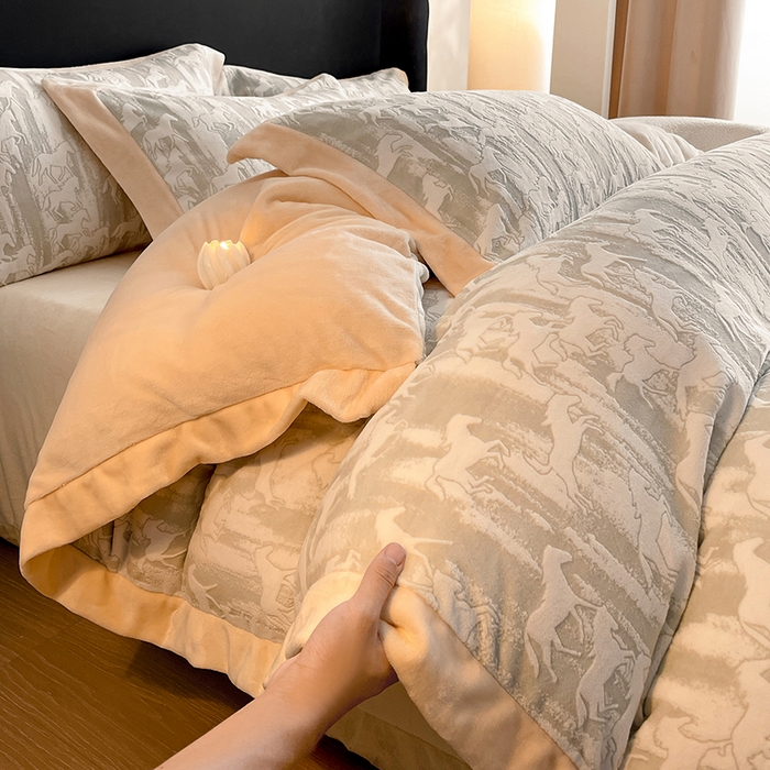 91家纺网 家纺一手货源 找家纺 民新家纺 2025新款牛奶绒宽包边雕花四件套 英伦骑士-浅米灰