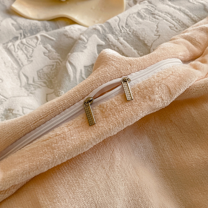 91家纺网 家纺一手货源 找家纺 民新家纺 2025新款牛奶绒宽包边雕花四件套 英伦骑士-浅米灰