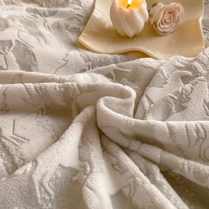 91家纺网 家纺一手货源 找家纺 民新家纺 2025新款牛奶绒宽包边雕花四件套 英伦骑士-浅米灰