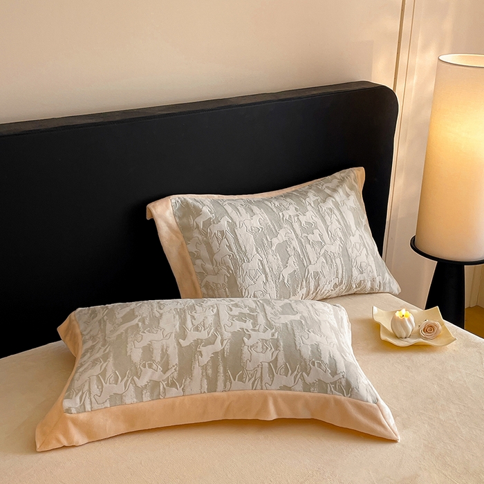 91家纺网 家纺一手货源 找家纺 民新家纺 2025新款牛奶绒宽包边雕花四件套 英伦骑士-浅米灰