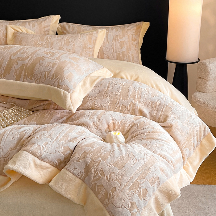 91家纺网 家纺一手货源 找家纺 民新家纺 2025新款牛奶绒宽包边雕花四件套 英伦骑士-浅米咖