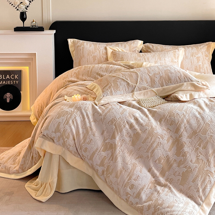 91家纺网 家纺一手货源 找家纺 民新家纺 2025新款牛奶绒宽包边雕花四件套 英伦骑士-浅米咖