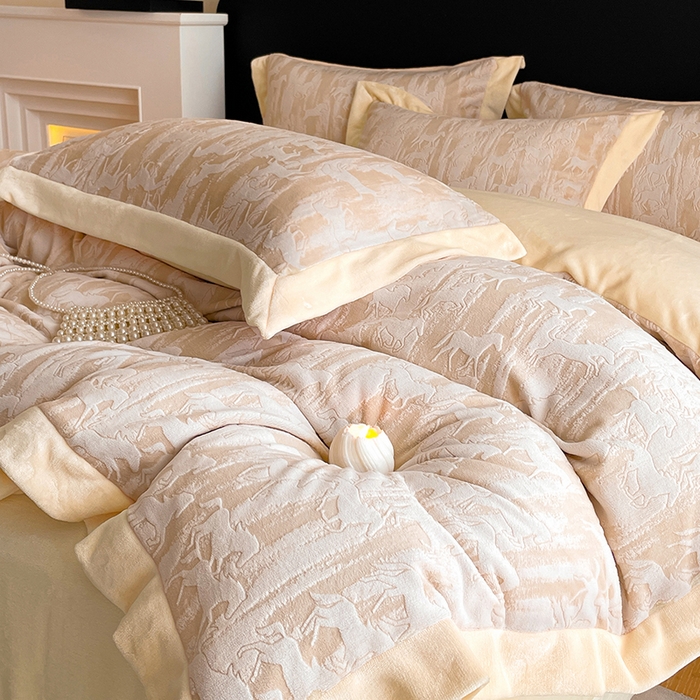 91家纺网 家纺一手货源 找家纺 民新家纺 2025新款牛奶绒宽包边雕花四件套 英伦骑士-浅米咖