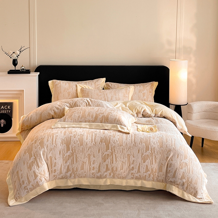 91家纺网 家纺一手货源 找家纺 民新家纺 2025新款牛奶绒宽包边雕花四件套 英伦骑士-浅米咖