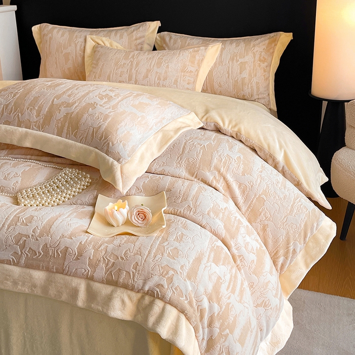 91家纺网 家纺一手货源 找家纺 民新家纺 2025新款牛奶绒宽包边雕花四件套 英伦骑士-浅米咖