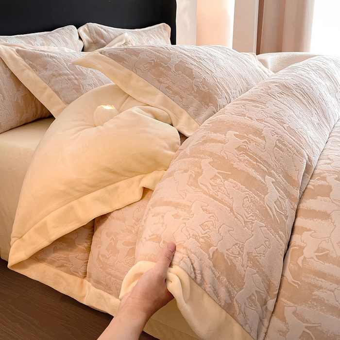 91家纺网 家纺一手货源 找家纺 民新家纺 2025新款牛奶绒宽包边雕花四件套 英伦骑士-浅米咖