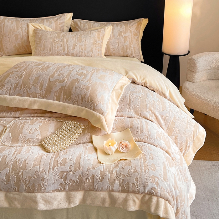 91家纺网 家纺一手货源 找家纺 民新家纺 2025新款牛奶绒宽包边雕花四件套 英伦骑士-浅米咖