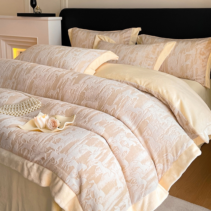 91家纺网 家纺一手货源 找家纺 民新家纺 2025新款牛奶绒宽包边雕花四件套 英伦骑士-浅米咖