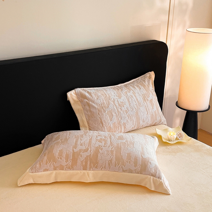 91家纺网 家纺一手货源 找家纺 民新家纺 2025新款牛奶绒宽包边雕花四件套 英伦骑士-浅米咖