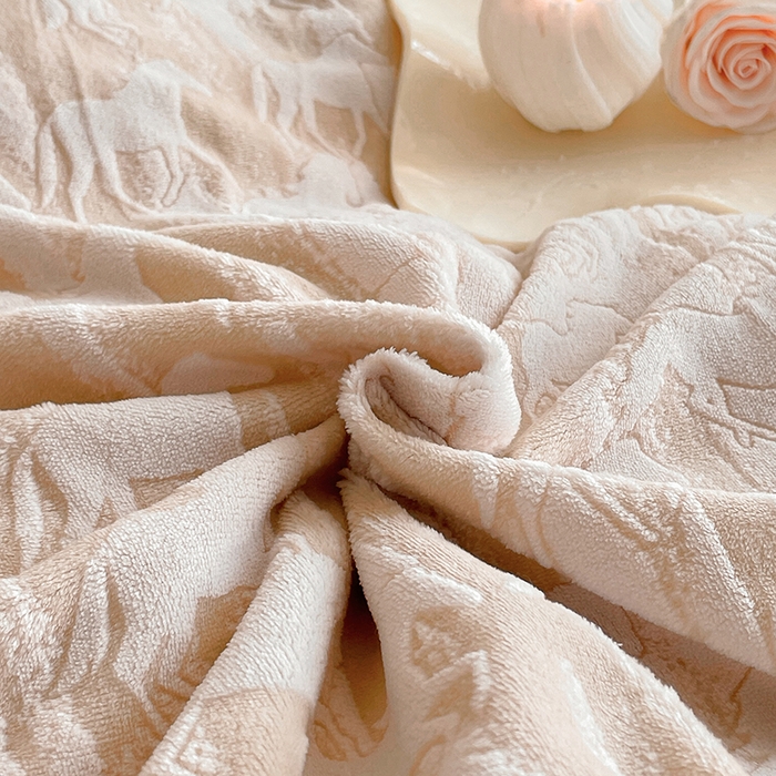 91家纺网 家纺一手货源 找家纺 民新家纺 2025新款牛奶绒宽包边雕花四件套 英伦骑士-浅米咖