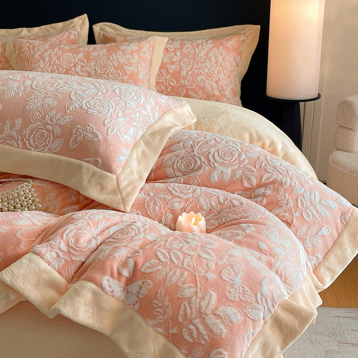 91家纺网 家纺一手货源 找家纺 民新家纺 2025新款牛奶绒宽包边雕花四件套 永恒之爱-暖粉