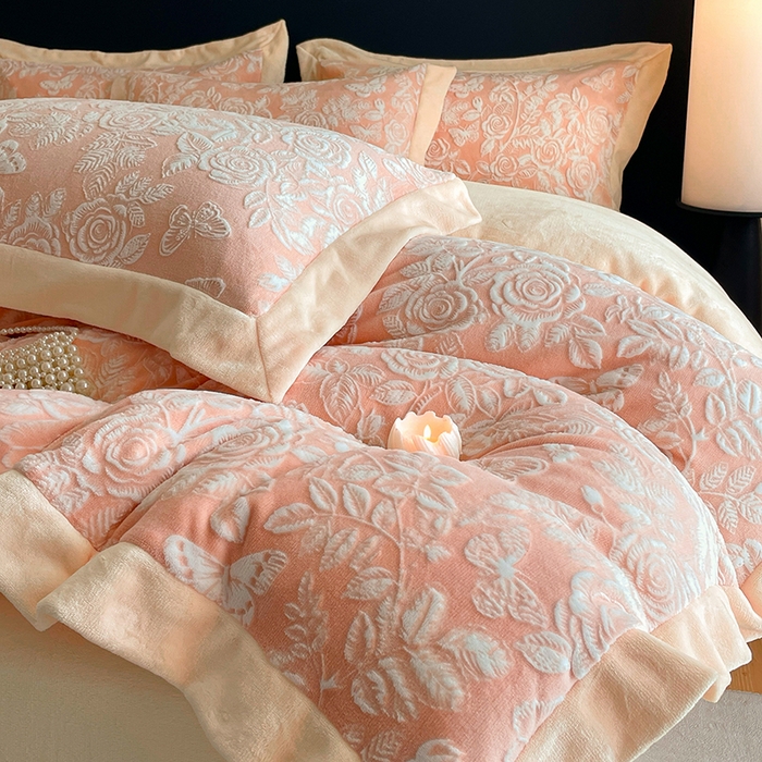 91家纺网 家纺一手货源 找家纺 民新家纺 2025新款牛奶绒宽包边雕花四件套 永恒之爱-暖粉
