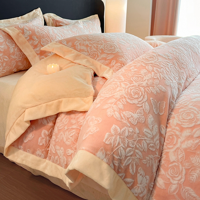 91家纺网 家纺一手货源 找家纺 民新家纺 2025新款牛奶绒宽包边雕花四件套 永恒之爱-暖粉