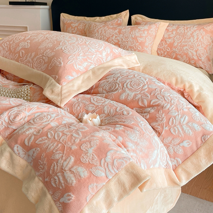 91家纺网 家纺一手货源 找家纺 民新家纺 2025新款牛奶绒宽包边雕花四件套 永恒之爱-暖粉