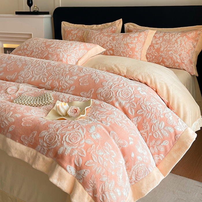 91家纺网 家纺一手货源 找家纺 民新家纺 2025新款牛奶绒宽包边雕花四件套 永恒之爱-暖粉