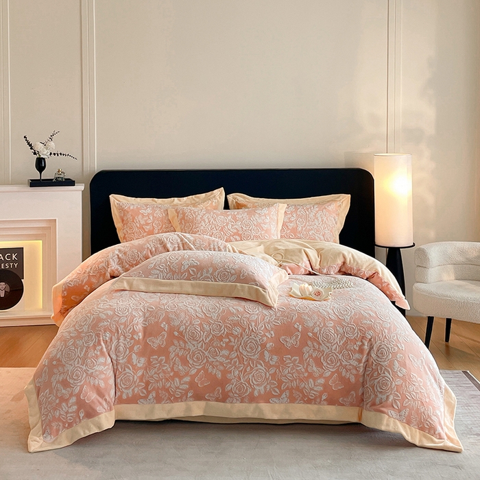 91家纺网 家纺一手货源 找家纺 民新家纺 2025新款牛奶绒宽包边雕花四件套 永恒之爱-暖粉