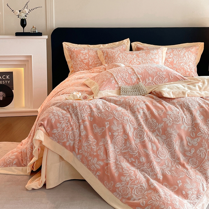 91家纺网 家纺一手货源 找家纺 民新家纺 2025新款牛奶绒宽包边雕花四件套 永恒之爱-暖粉