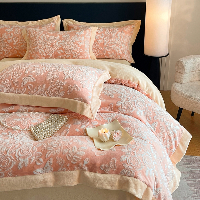 91家纺网 家纺一手货源 找家纺 民新家纺 2025新款牛奶绒宽包边雕花四件套 永恒之爱-暖粉