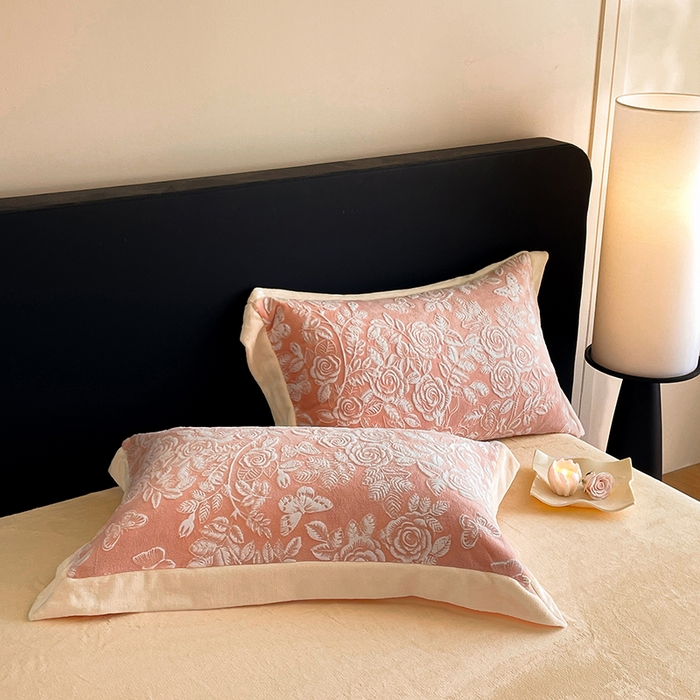 91家纺网 家纺一手货源 找家纺 民新家纺 2025新款牛奶绒宽包边雕花四件套 永恒之爱-暖粉