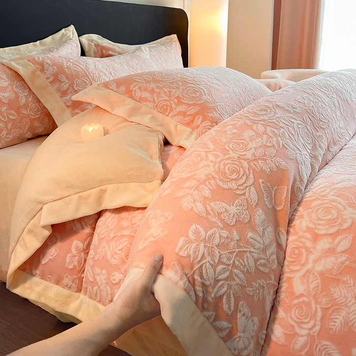 91家纺网 家纺一手货源 找家纺 民新家纺 2025新款牛奶绒宽包边雕花四件套 永恒之爱-暖粉