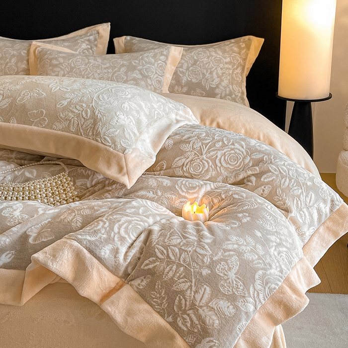 91家纺网 家纺一手货源 找家纺 民新家纺 2025新款牛奶绒宽包边雕花四件套 永恒之爱-羊绒灰