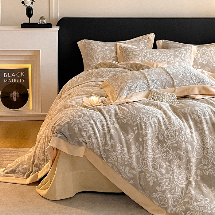 91家纺网 家纺一手货源 找家纺 民新家纺 2025新款牛奶绒宽包边雕花四件套 永恒之爱-羊绒灰