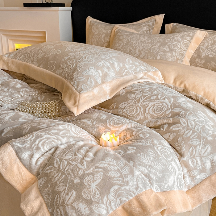 91家纺网 家纺一手货源 找家纺 民新家纺 2025新款牛奶绒宽包边雕花四件套 永恒之爱-羊绒灰