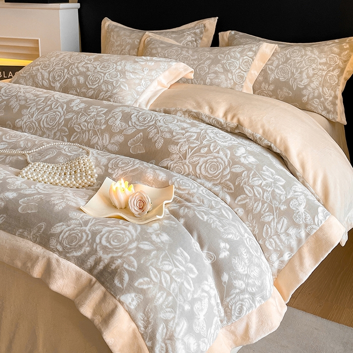 91家纺网 家纺一手货源 找家纺 民新家纺 2025新款牛奶绒宽包边雕花四件套 永恒之爱-羊绒灰