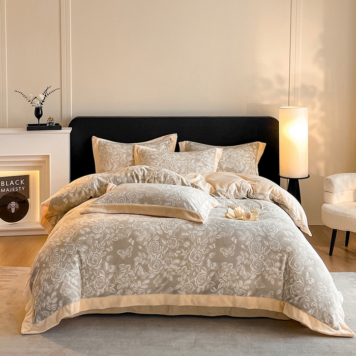 91家纺网 家纺一手货源 找家纺 民新家纺 2025新款牛奶绒宽包边雕花四件套 永恒之爱-羊绒灰