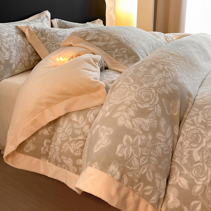 91家纺网 家纺一手货源 找家纺 民新家纺 2025新款牛奶绒宽包边雕花四件套 永恒之爱-羊绒灰