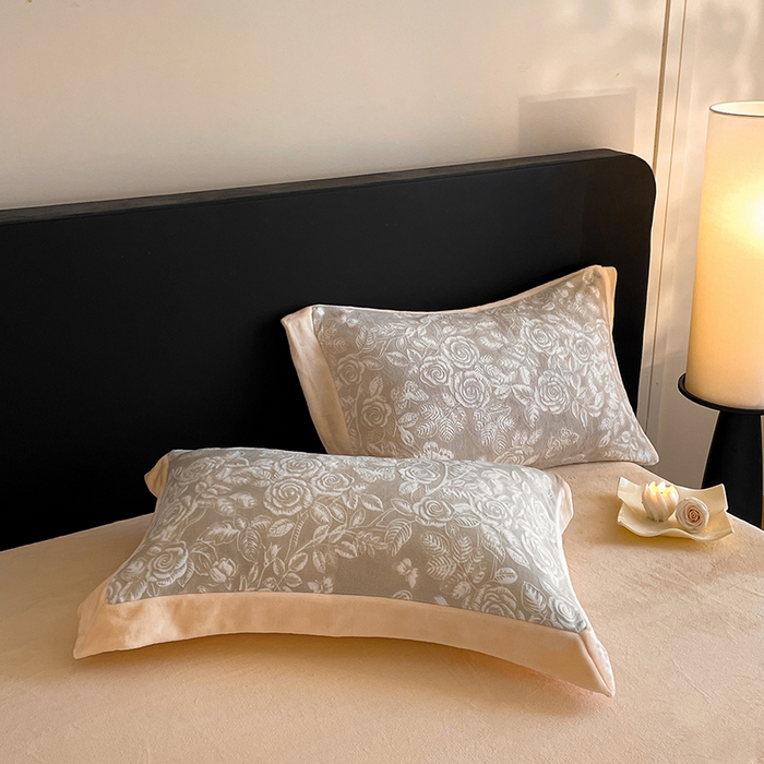 91家纺网 家纺一手货源 找家纺 民新家纺 2025新款牛奶绒宽包边雕花四件套 永恒之爱-羊绒灰