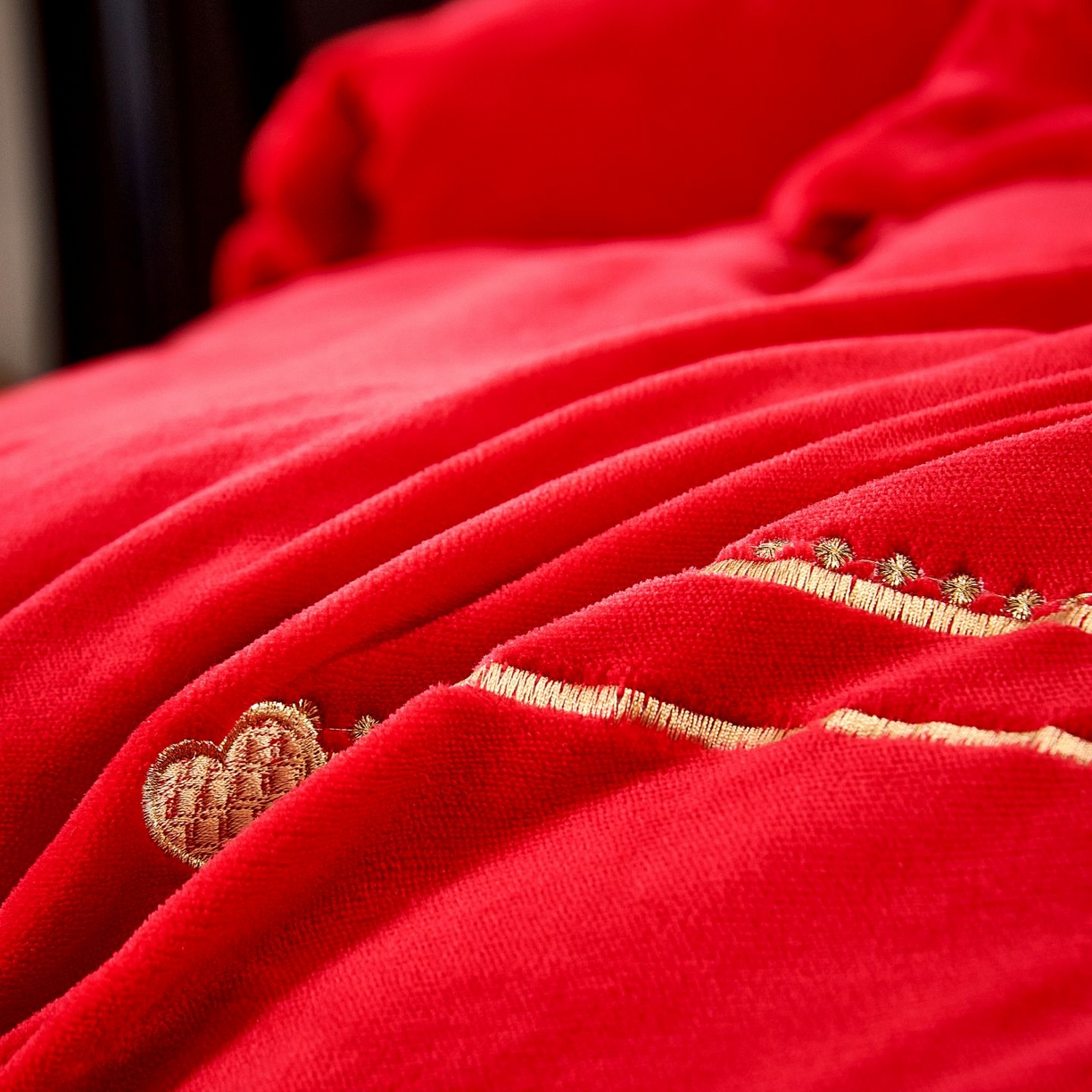 91家纺网 家纺一手货源 找家纺 皇潮婚庆馆 2025新款婚庆牛奶绒刺绣床裙四件套系列 喜嫁