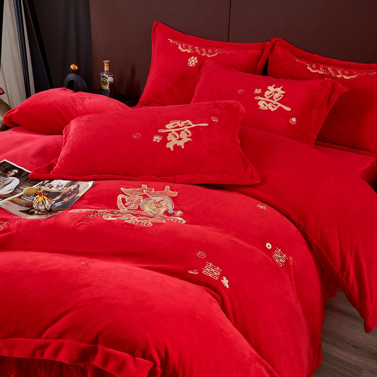 91家纺网 家纺一手货源 找家纺 皇潮婚庆馆 2025新款婚庆牛奶绒刺绣床裙四件套系列 喜事连连