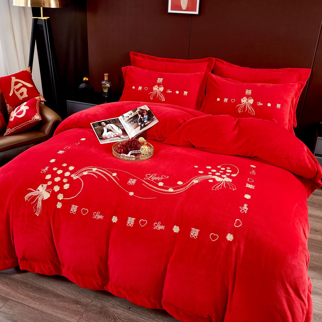 91家纺网 家纺一手货源 找家纺 皇潮婚庆馆 2025新款婚庆牛奶绒刺绣床裙四件套系列 心心相印