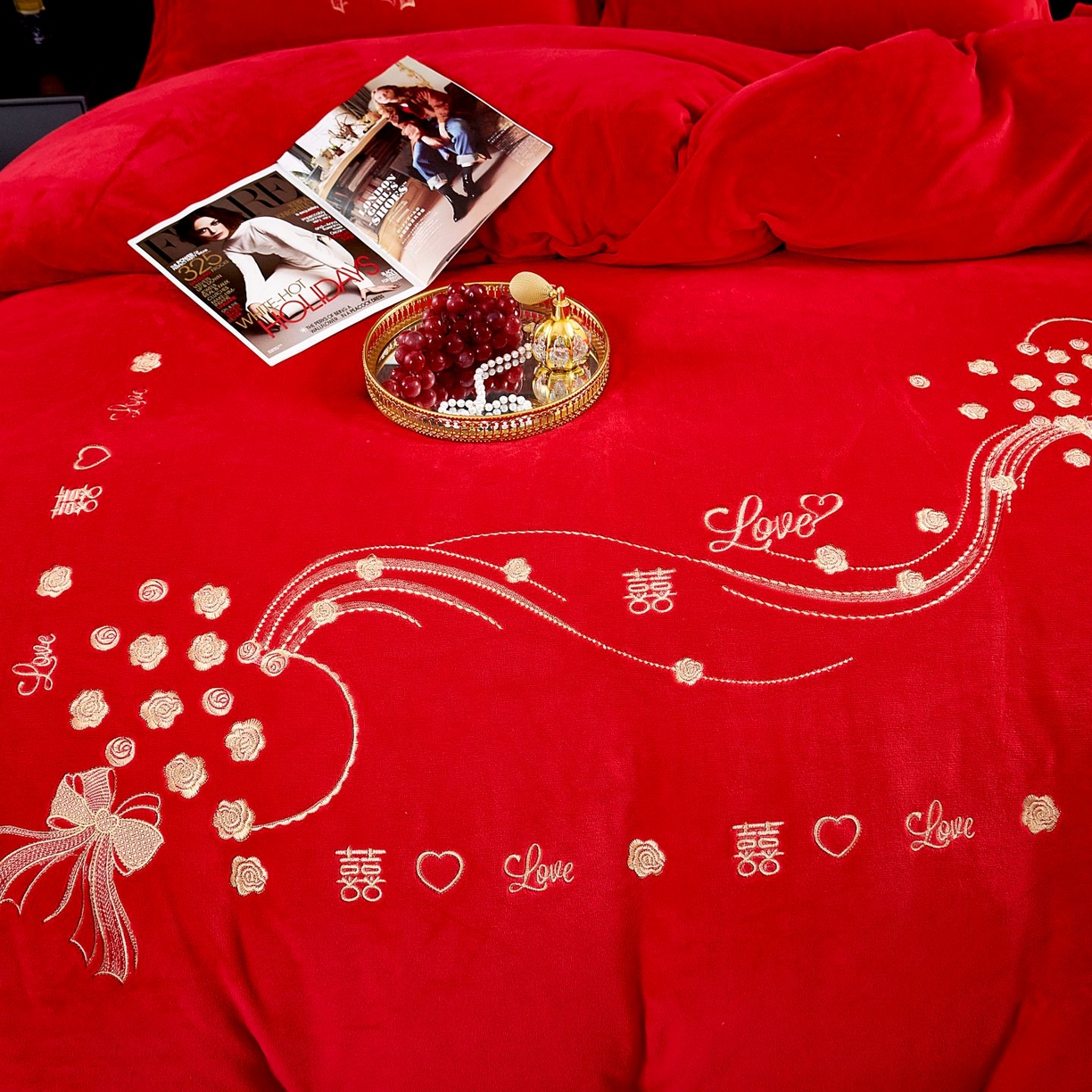 91家纺网 家纺一手货源 找家纺 皇潮婚庆馆 2025新款婚庆牛奶绒刺绣床裙四件套系列 心心相印