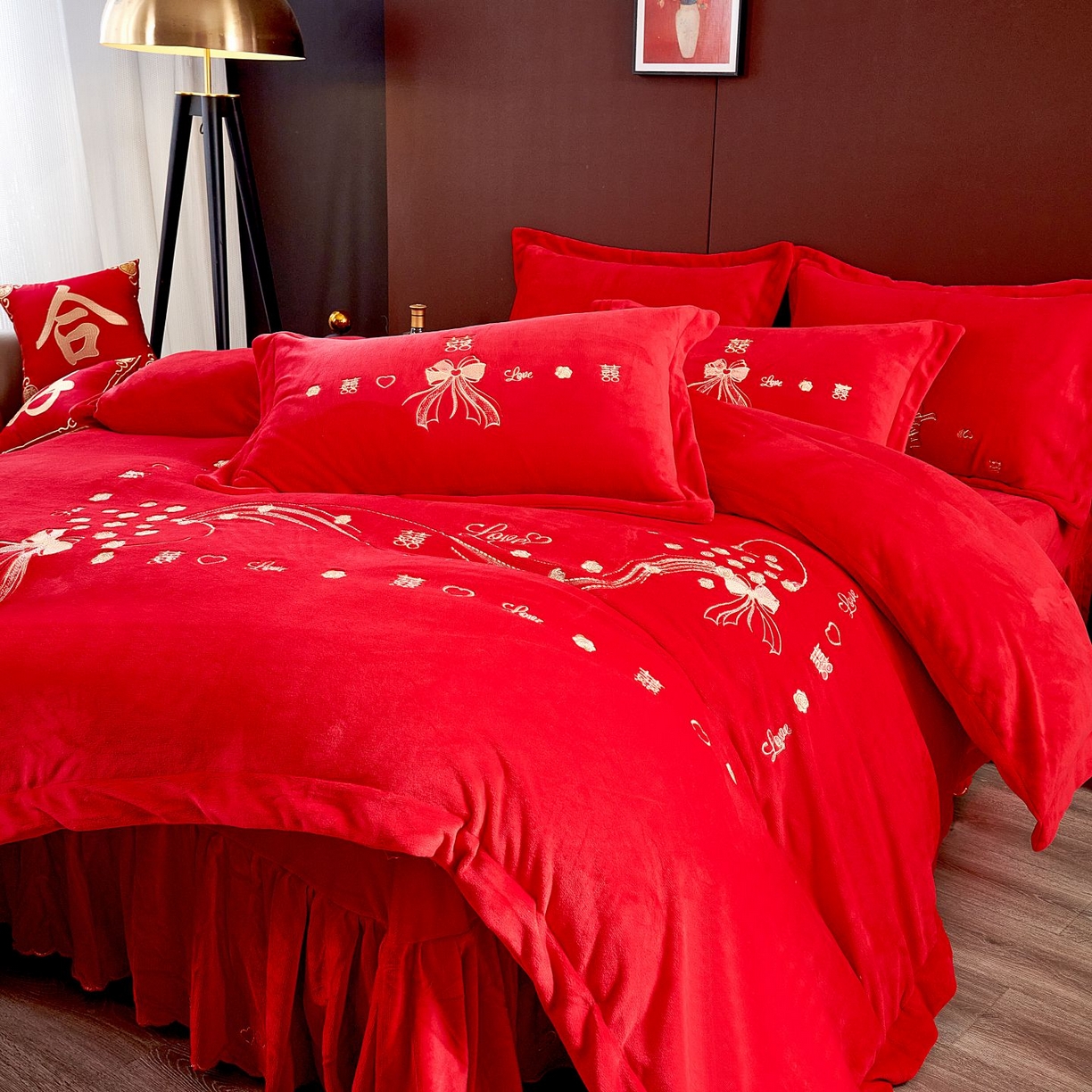 91家纺网 家纺一手货源 找家纺 皇潮婚庆馆 2025新款婚庆牛奶绒刺绣床裙四件套系列 心心相印