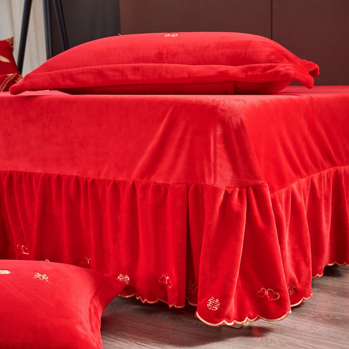 91家纺网 家纺一手货源 找家纺 皇潮婚庆馆 2025新款婚庆牛奶绒刺绣床裙四件套系列 心心相印