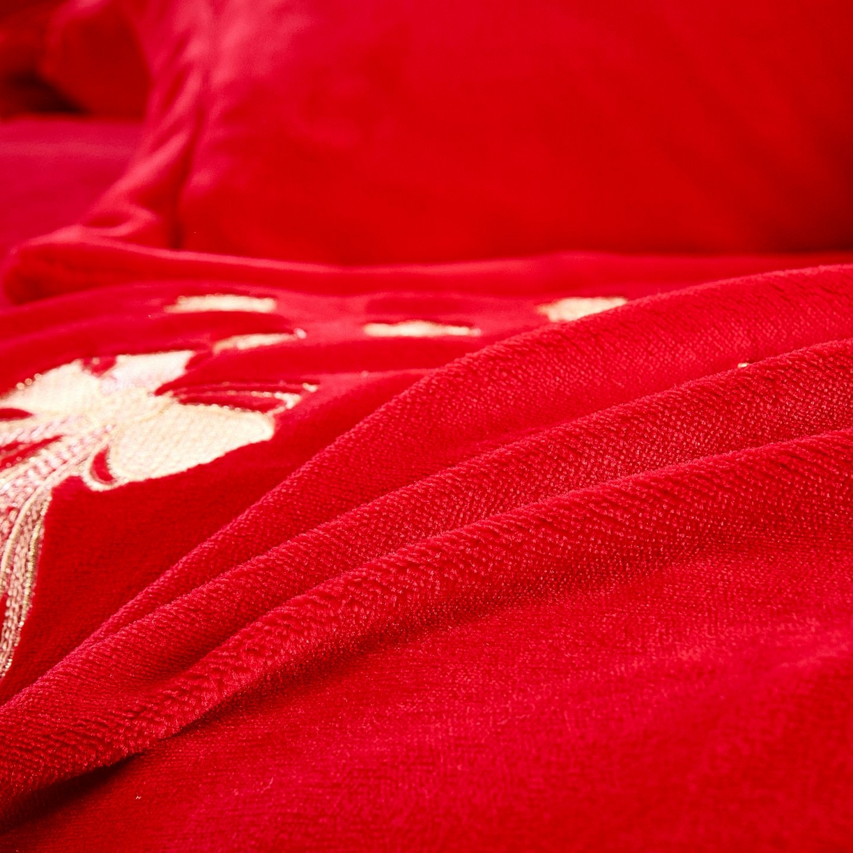 91家纺网 家纺一手货源 找家纺 皇潮婚庆馆 2025新款婚庆牛奶绒刺绣床裙四件套系列 心心相印